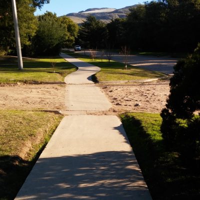 El sendero que recorre de un extremo a otro la acenida Cruz del Sur permite a quienes desean una caminata más tranquila hacerlo sin complicaciones.