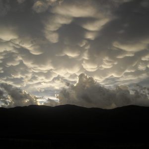 increíble dormación de nubes sobre el cielo frente a cabaña Ayutun Hue