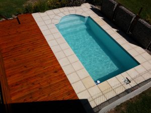 No es una piscina de amplias dimensiones, pero sí lo suficiente como para poder refrescarte durante los días de mucho calor.