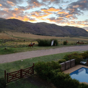 Cabalgando al atardecer en Villa Ventana